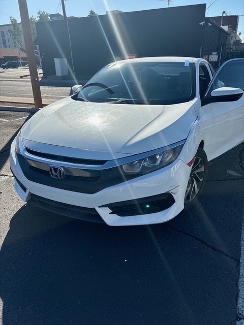 Auto glass service on Honda vehicle